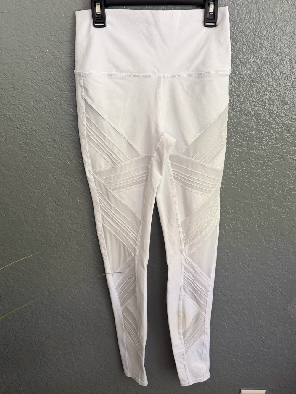ALO Ultimate High Waist leggings Pants Size M White Mesh Cutout Athletic Wear